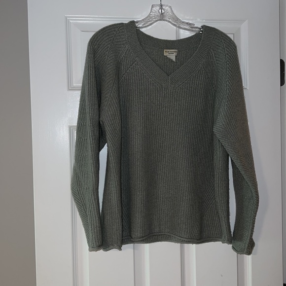 Club Monaco V neck cashmere - Picture 2 of 3